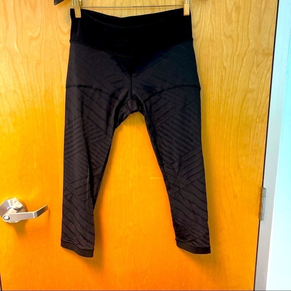 LULULEMON Sz 8  Cropped Patterned Front Key Pocket Leggings